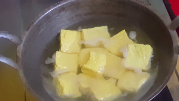 Tanpa perlu direndam air, ini trik menyimpan tahu kuning agar tetap segar, kenyal, dan tahan lama