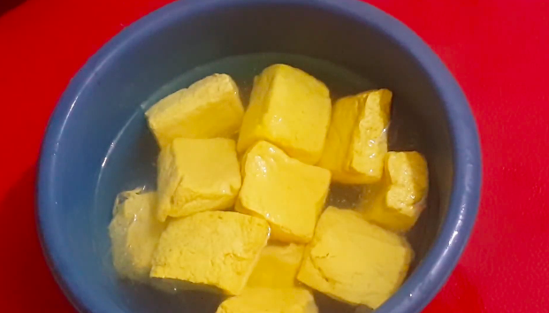 Tanpa perlu direndam air, ini trik menyimpan tahu kuning agar tetap segar, kenyal, dan tahan lama
