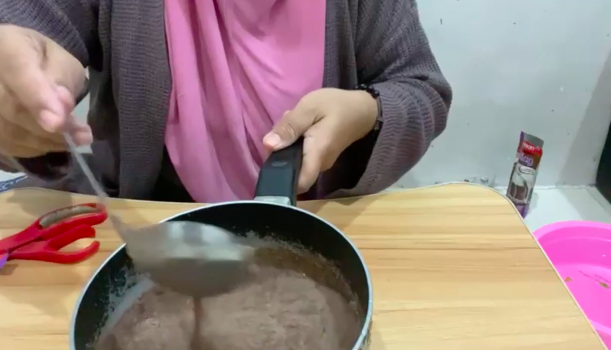 Jangan langsung dimasukkan kulkas, ini trik cepat mendinginkan puding agar set sempurna