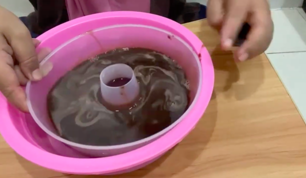 Jangan langsung dimasukkan kulkas, ini trik cepat mendinginkan puding agar set sempurna