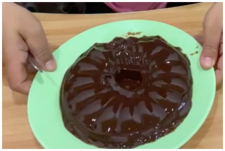 Jangan langsung dimasukkan kulkas, ini trik cepat mendinginkan puding agar set sempurna