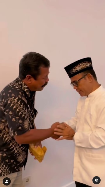 keluarga Fuji beri hadiah uang Pak Anshori © Instagram keluarga Fuji beri hadiah uang Pak Anshori © Instagram