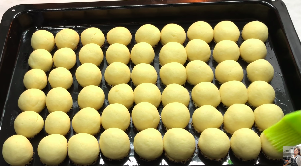 Trik memanggang kue nastar agar matang merata, mengilap, dan antiretak