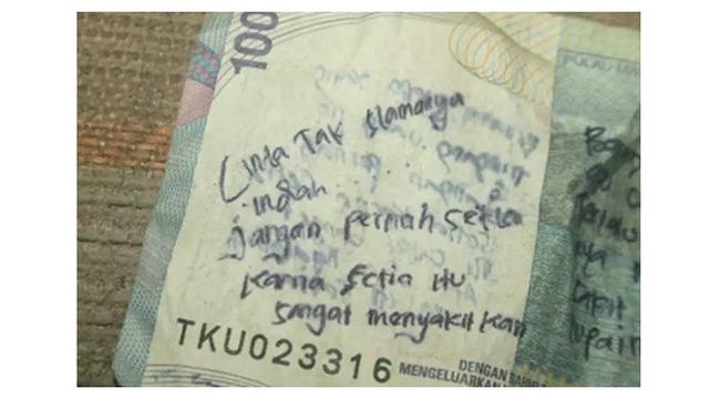 11 potret tulisan di uang kertas ini isinya kocak parah © berbagai sumber 11 potret tulisan di uang kertas ini isinya kocak parah © berbagai sumber