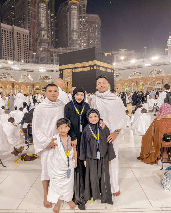 Gaya anak seleb berhijab saat umrah © berbagai sumber