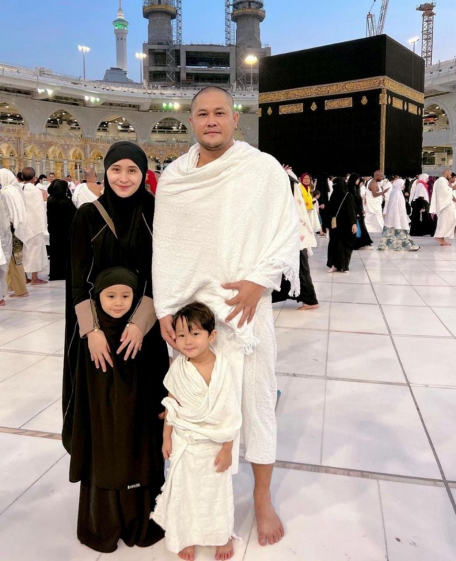 Gaya anak seleb berhijab saat umrah © berbagai sumber