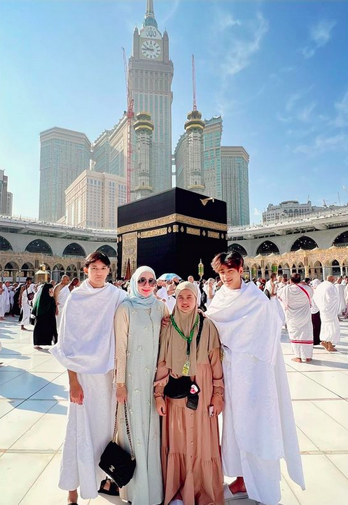 Gaya anak seleb berhijab saat umrah © berbagai sumber