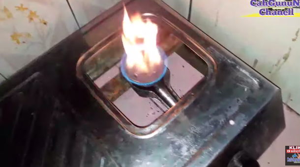 Tanpa perlu ganti baru, trik memperbaiki api kompor gas terlalu kecil ini cuma butuh waktu 5 menit