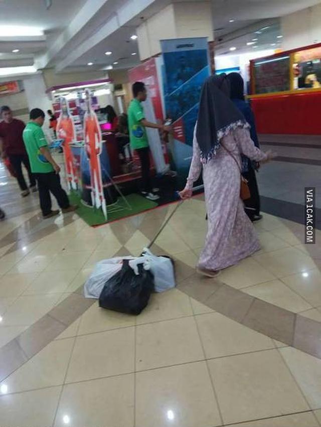 11 Potret orang gabut di mall ini ngaco abis © berbagai sumber 11 Potret orang gabut di mall ini ngaco abis © berbagai sumber