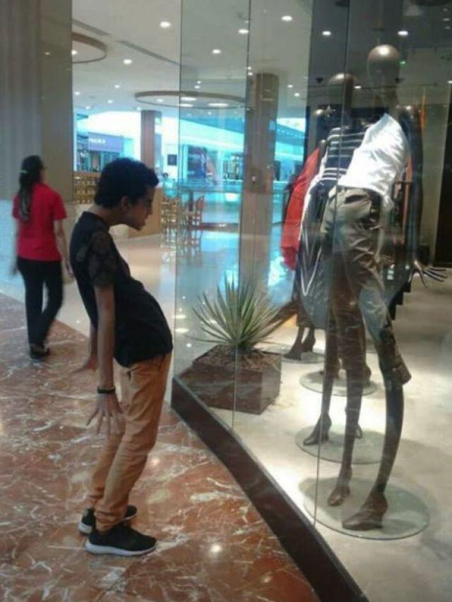 11 Potret orang gabut di mall ini ngaco abis © berbagai sumber