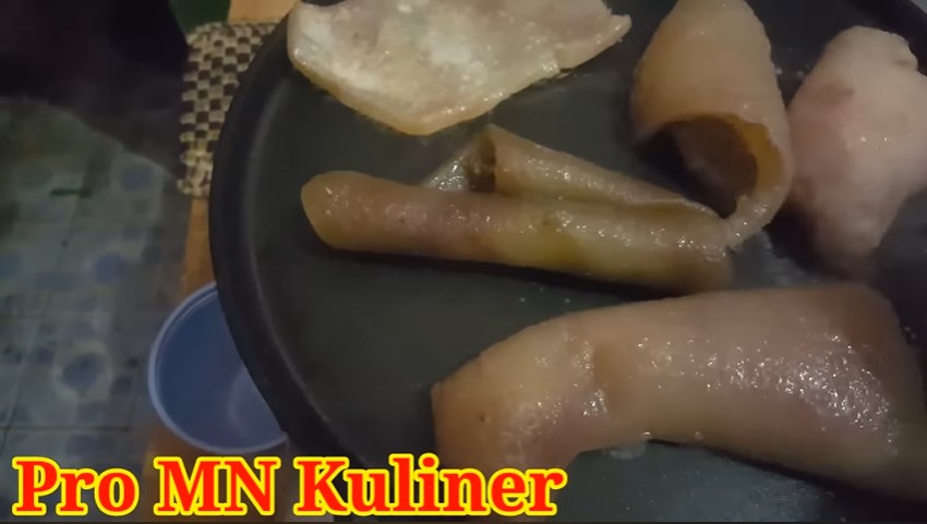 Tak perlu dikerok atau dibakar, ini cara mudah membersihkan bulu pada kikil sapi