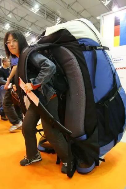 Penampakan kocak orang pakai tas Berbagai sumber