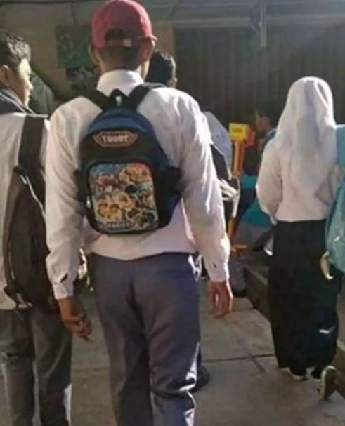 Penampakan kocak orang pakai tas Berbagai sumber