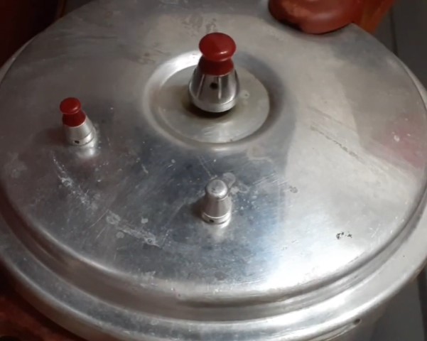 Tanpa bahan tambahan, begini trik mengolah kuah kaldu tulang sapi agar bau langu hilang dan hemat gas