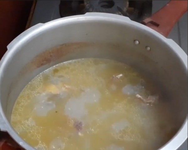 Tanpa bahan tambahan, begini trik mengolah kuah kaldu tulang sapi agar bau langu hilang dan hemat gas