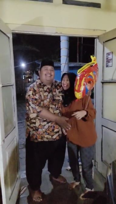 Wanita hamil diberi balon ayahnya TikTok Wanita hamil diberi balon ayahnya TikTok