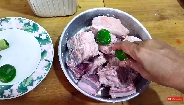 Trik ampuh hilangkan bau prengus di daging kambing cuma pakai 2 bahan dapur