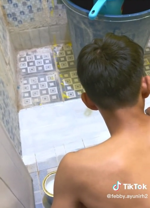 makeover kamar mandi sempit & kusam jadi estetik © berbagai sumber