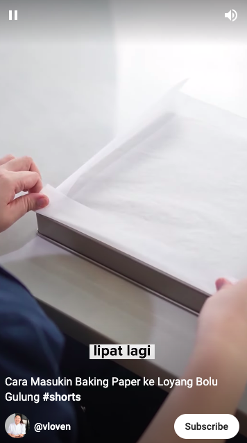 Bukan dipotong, ini trik praktis memasang baking paper di loyang roti gulung agar bentuknya rapi