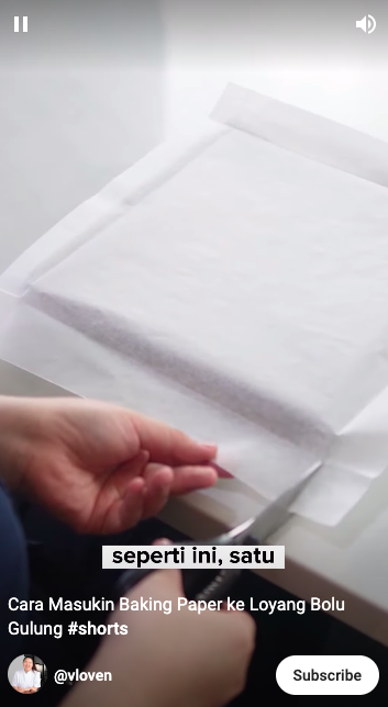 Bukan dipotong, ini trik praktis memasang baking paper di loyang roti gulung agar bentuknya rapi