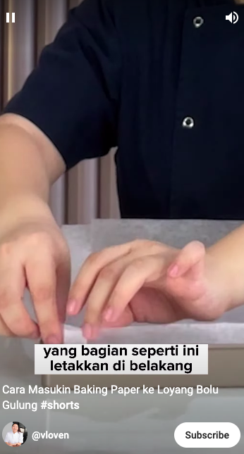 Bukan dipotong, ini trik praktis memasang baking paper di loyang roti gulung agar bentuknya rapi