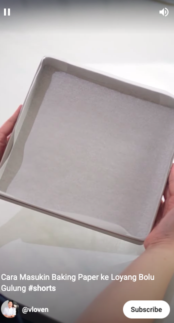 Bukan dipotong, ini trik praktis memasang baking paper di loyang roti gulung agar bentuknya rapi