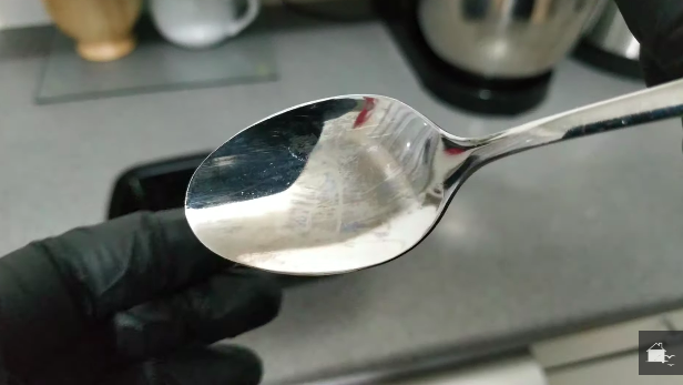 Tanpa sabun, ini cara ampuh membersihkan sendok stainless steel agar kinclong seperti baru