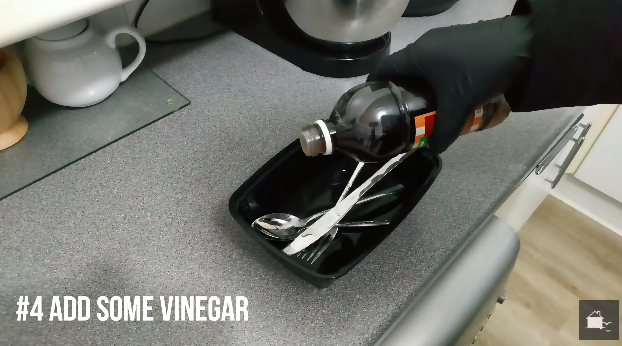 Tanpa sabun, ini cara ampuh membersihkan sendok stainless steel agar kinclong seperti baru