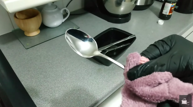 Tanpa sabun, ini cara ampuh membersihkan sendok stainless steel agar kinclong seperti baru