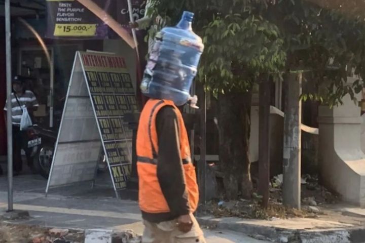 isi galon nyeleneh © berbagai sumber