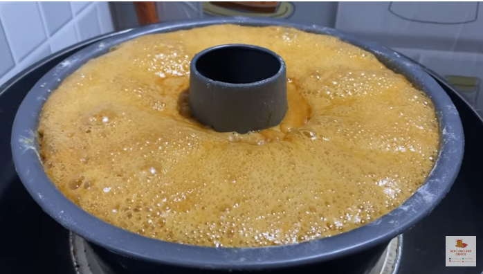 Bukan pakai oven, ini trik memanggang cake karamel di kompor yang simpel dan antigagal