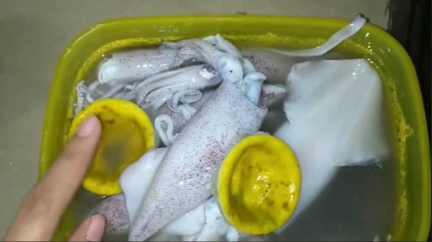 Tak perlu pakai pisau, ini cara menyiangi cumi agar putih bersih dan tintanya tak pecah