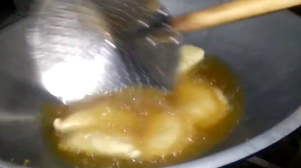 Cara goreng pastel agar hasil permukaannya mulus, matang merata dan renyah tahan lama