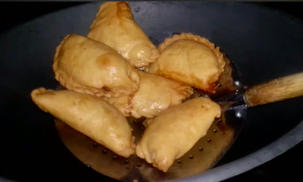 Cara goreng pastel agar hasil permukaannya mulus, matang merata dan renyah tahan lama