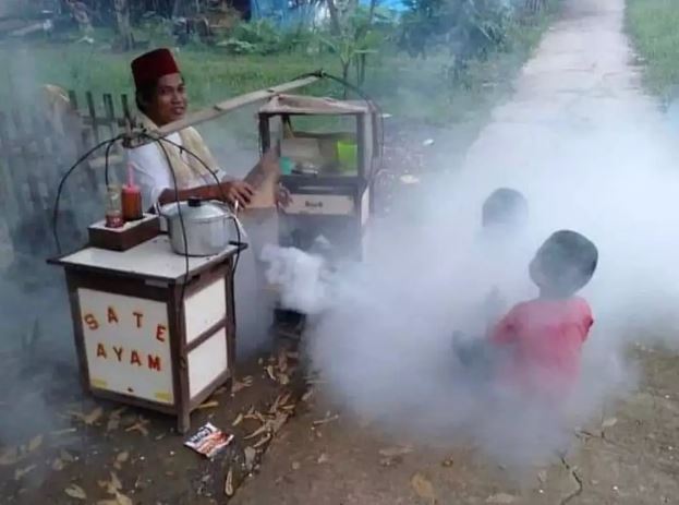 momen kocak jajan di pinggir jalan Berbagai sumber