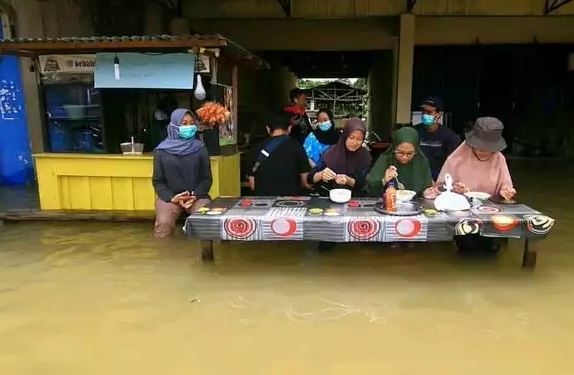 momen kocak jajan di pinggir jalan Berbagai sumber