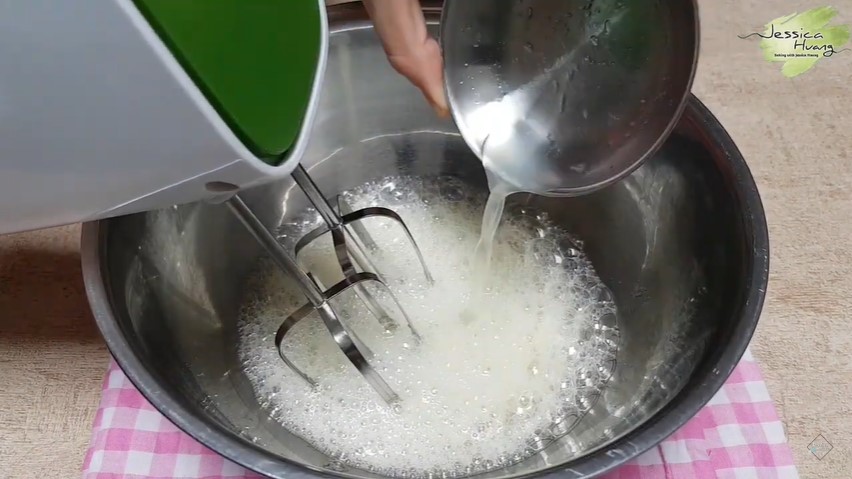 Cara jitu mengocok putih telur untuk chiffon cake agar teksturnya pas dan bikin kue mekar sempurna
