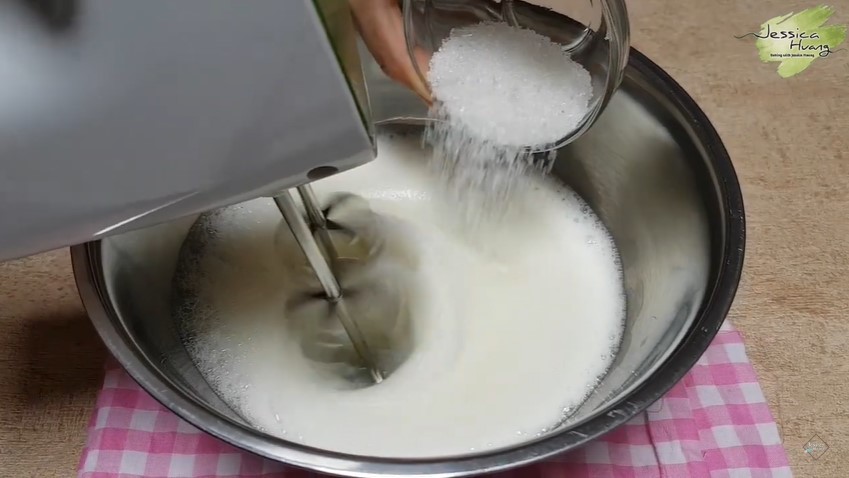 Cara jitu mengocok putih telur untuk chiffon cake agar teksturnya pas dan bikin kue mekar sempurna
