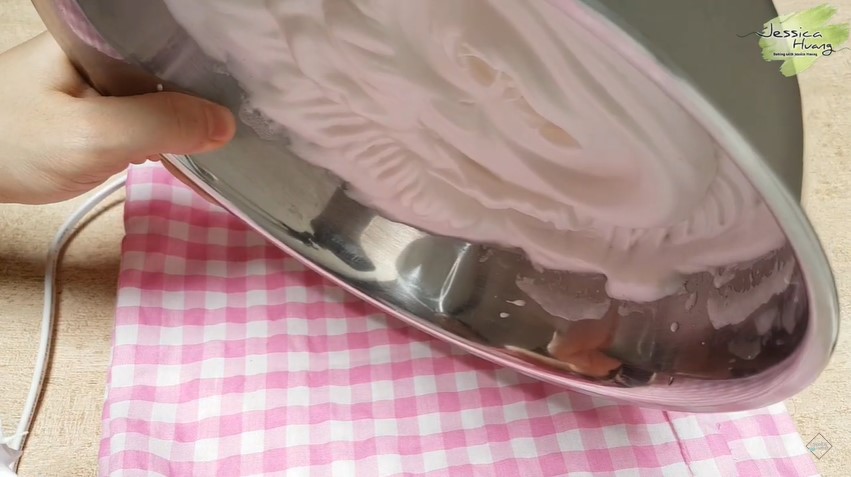 Cara jitu mengocok putih telur untuk chiffon cake agar teksturnya pas dan bikin kue mekar sempurna