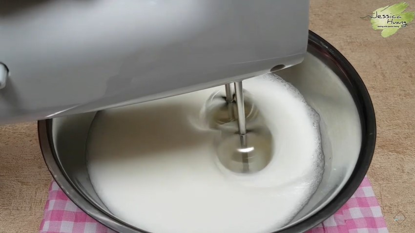 Cara jitu mengocok putih telur untuk chiffon cake agar teksturnya pas dan bikin kue mekar sempurna