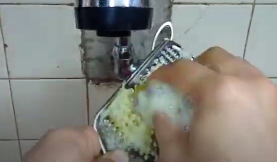 Cukup pakai satu bahan, ini cara menghilangkan noda kunyit pada parutan