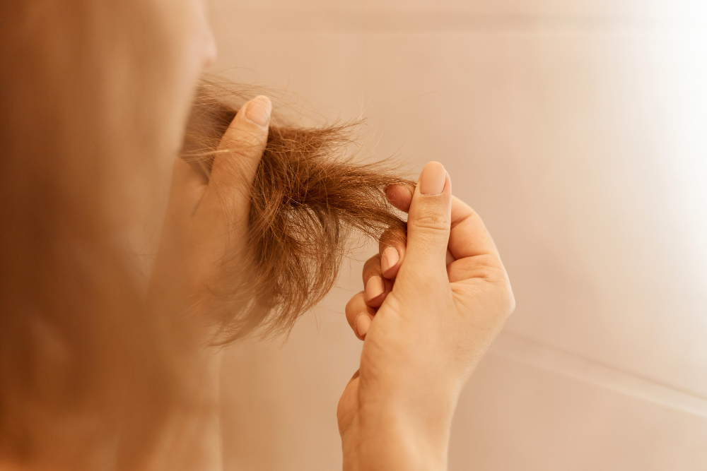 29 Arti mimpi rambut rontok menurut psikologi dan primbon Jawa, gambarkan kecemasan dan stres