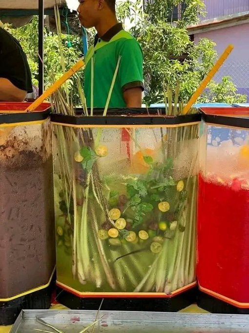 Penampakan nyeleneh es buah Berbagai sumber