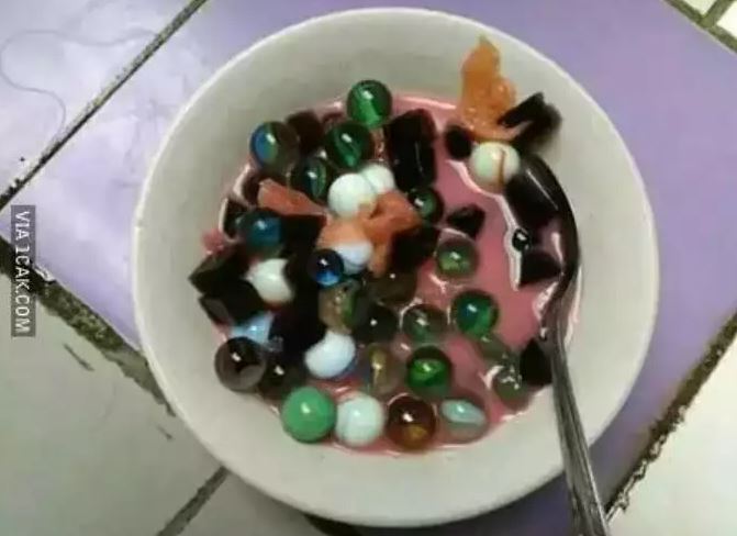 Penampakan nyeleneh es buah Berbagai sumber