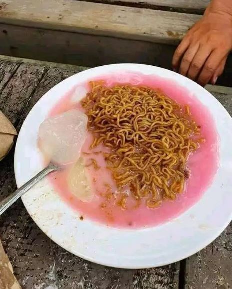 Penampakan nyeleneh es buah Berbagai sumber Penampakan nyeleneh es buah Berbagai sumber