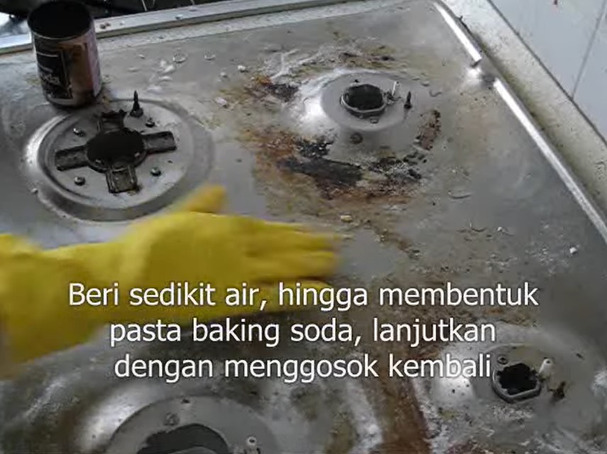 Cara membersihkan kerak makanan di kompor gas, cukup pakai satu bahan dapur