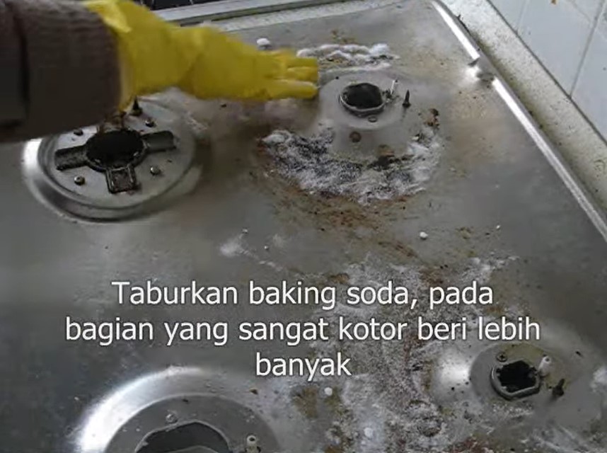 Cara membersihkan kerak makanan di kompor gas, cukup pakai satu bahan dapur