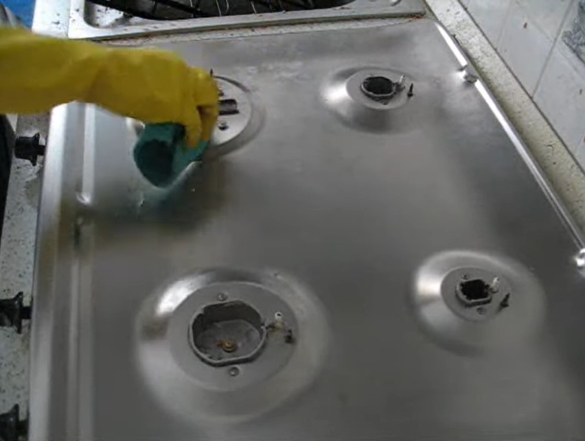 Cara membersihkan kerak makanan di kompor gas, cukup pakai satu bahan dapur