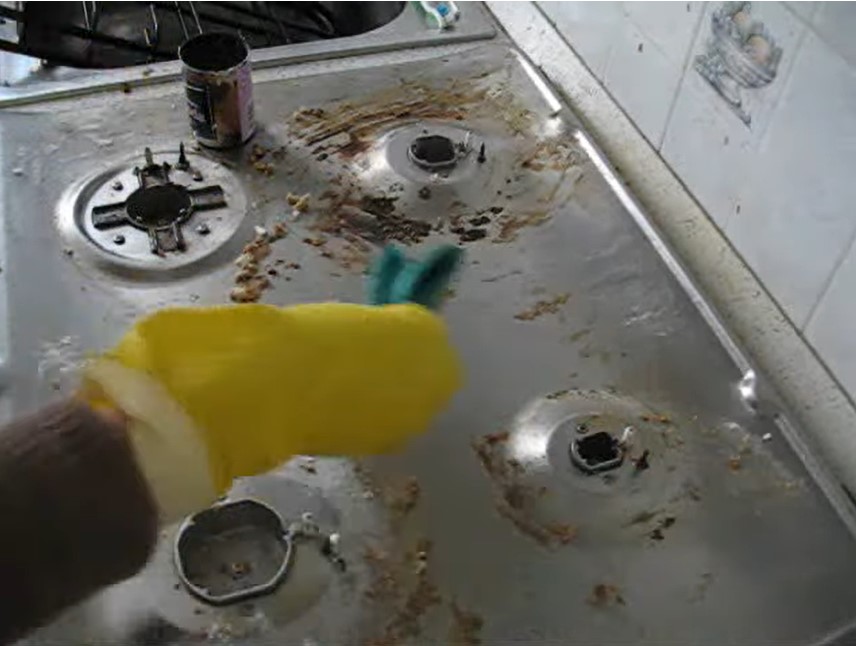 Cara membersihkan kerak makanan di kompor gas, cukup pakai satu bahan dapur