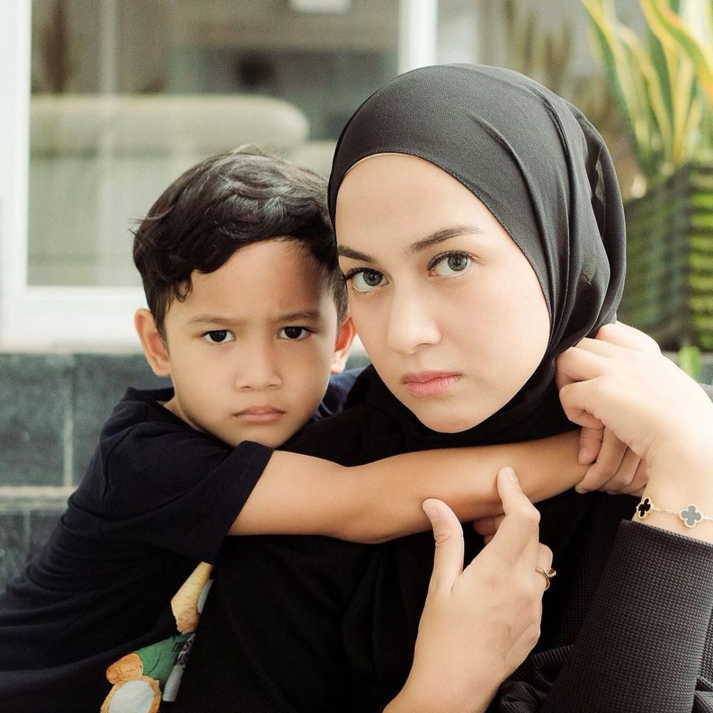aktris FTV tampil bareface momong anak © berbagai sumber aktris FTV tampil bareface momong anak © berbagai sumber